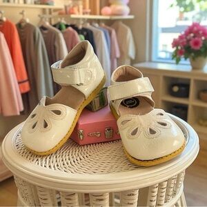 EUC Livie And Luca White Petal Shoes Sz 7